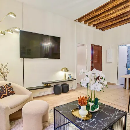 Place Des Vosges - Marais - Prime Location Apartment